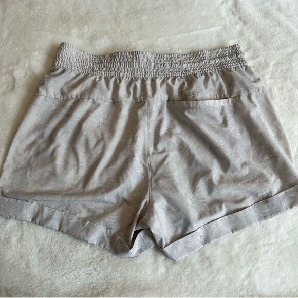 Lululemon Spring Break Away Short 4-way Stretch 3" Size 8 - Picture 8 of 9